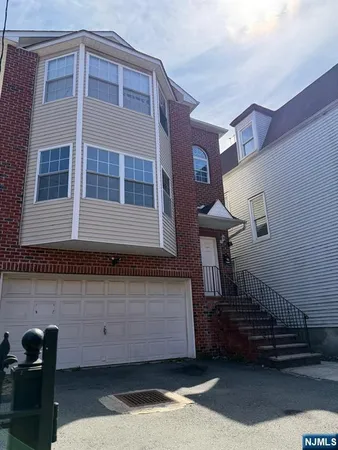 $2,700 | 41 3rd Street, Unit 2, Newark, NJ 07107