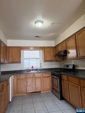 $2,700 | 41 3rd Street, Unit 2, Newark, NJ 07107