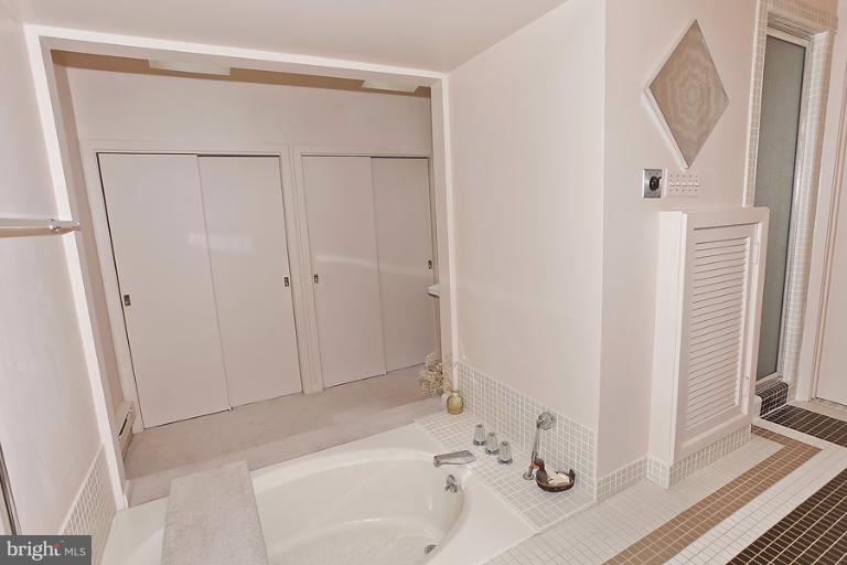16215 Comus Road Clarksburg, MD 20871 - Photo 15 of 29 a bathroom with a bathtub and a sink