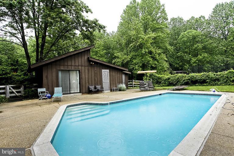 16215 Comus Road Clarksburg, MD 20871 - Photo 21 of 29 a view of a house with swimming pool and sitting area