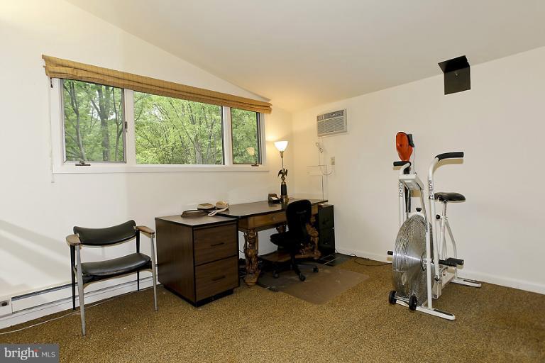 16215 Comus Road Clarksburg, MD 20871 - Photo 26 of 29 a living room with furniture gym equipment and a window