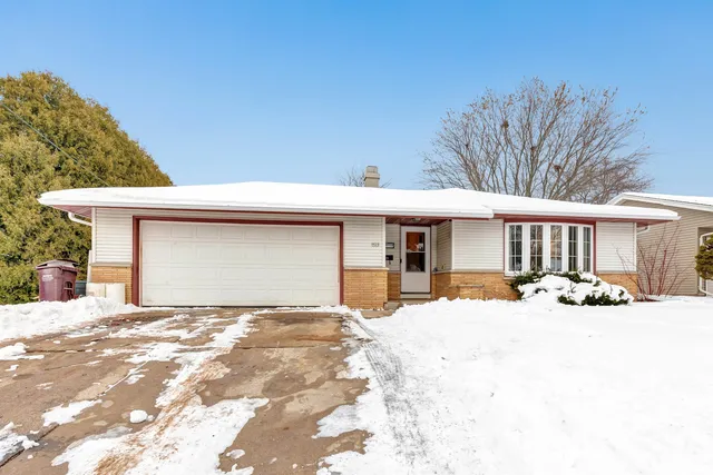 $265,000 | 909 Lawton Terrace, Manitowoc, WI 54220