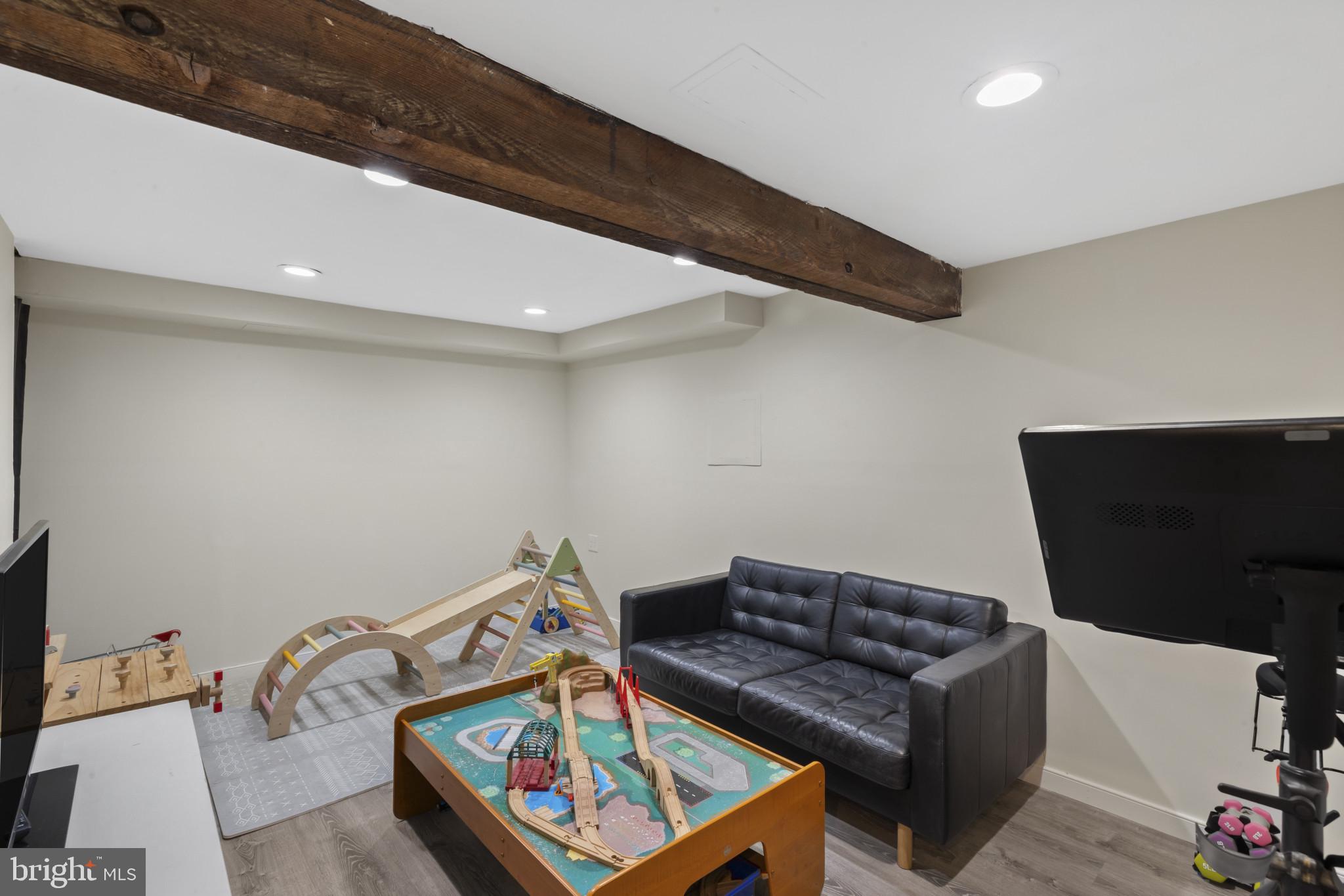 6500 Sharon Road Baltimore, MD 21239 - Photo 26 of 33 a living room with furniture