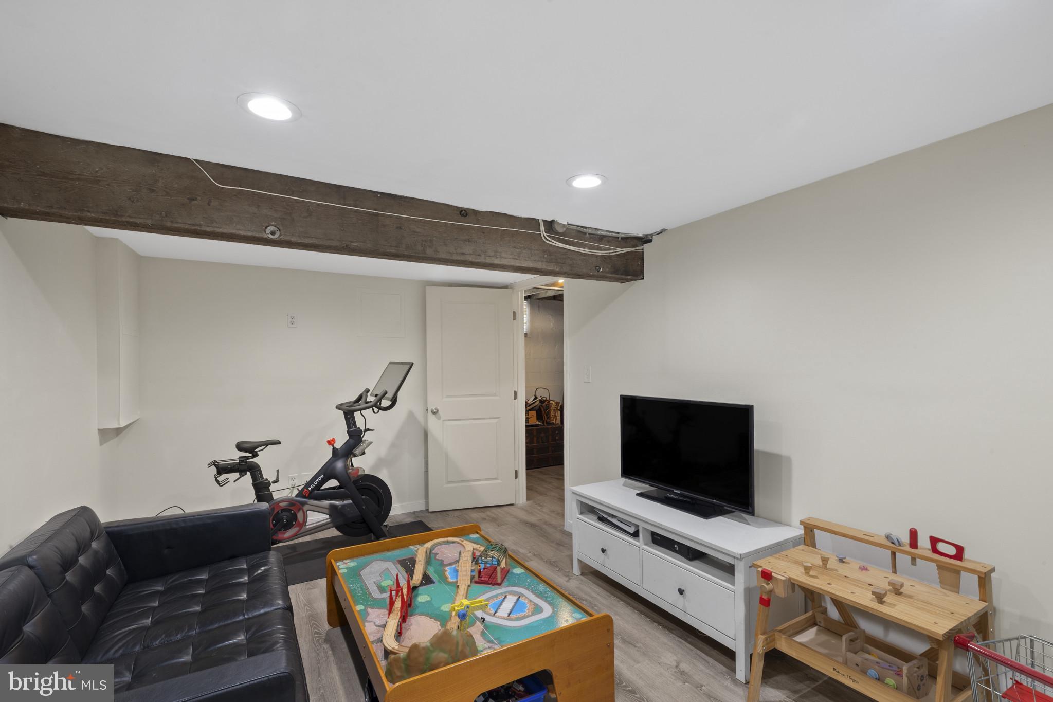 6500 Sharon Road Baltimore, MD 21239 - Photo 27 of 33 a room with furniture and a flat screen tv