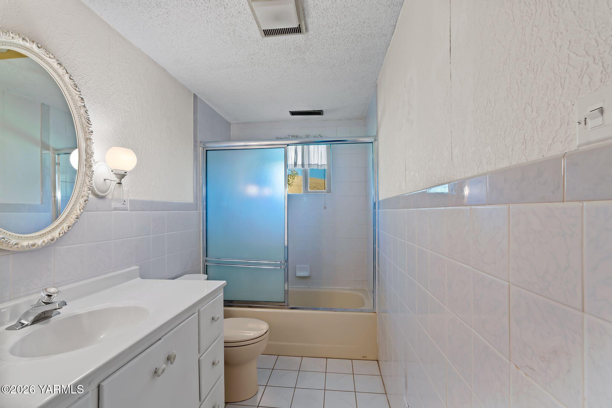 3690 Konnowac Pass Road Wapato, WA 98951 - Photo 19 of 39 Bathroom 2