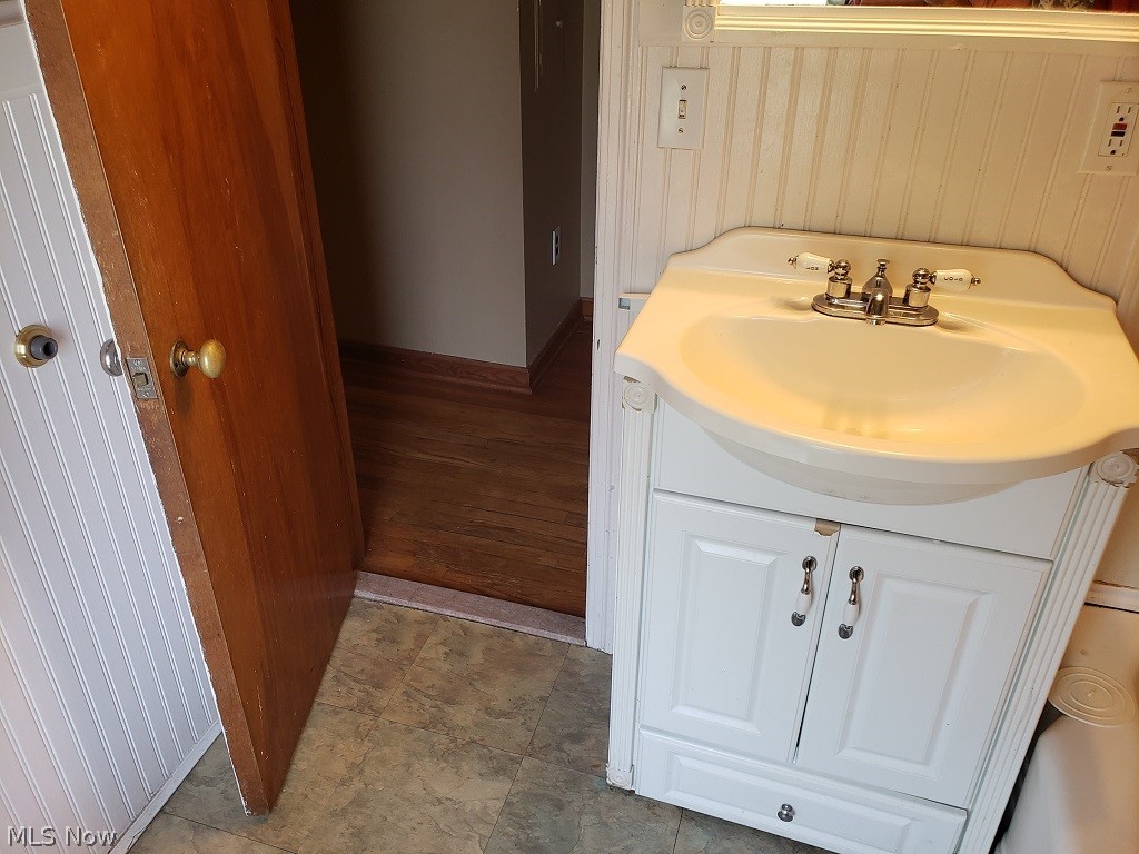 1396 Grantleigh Road Cleveland, OH 44121 - Photo 19 of 27 Gallery Image 19