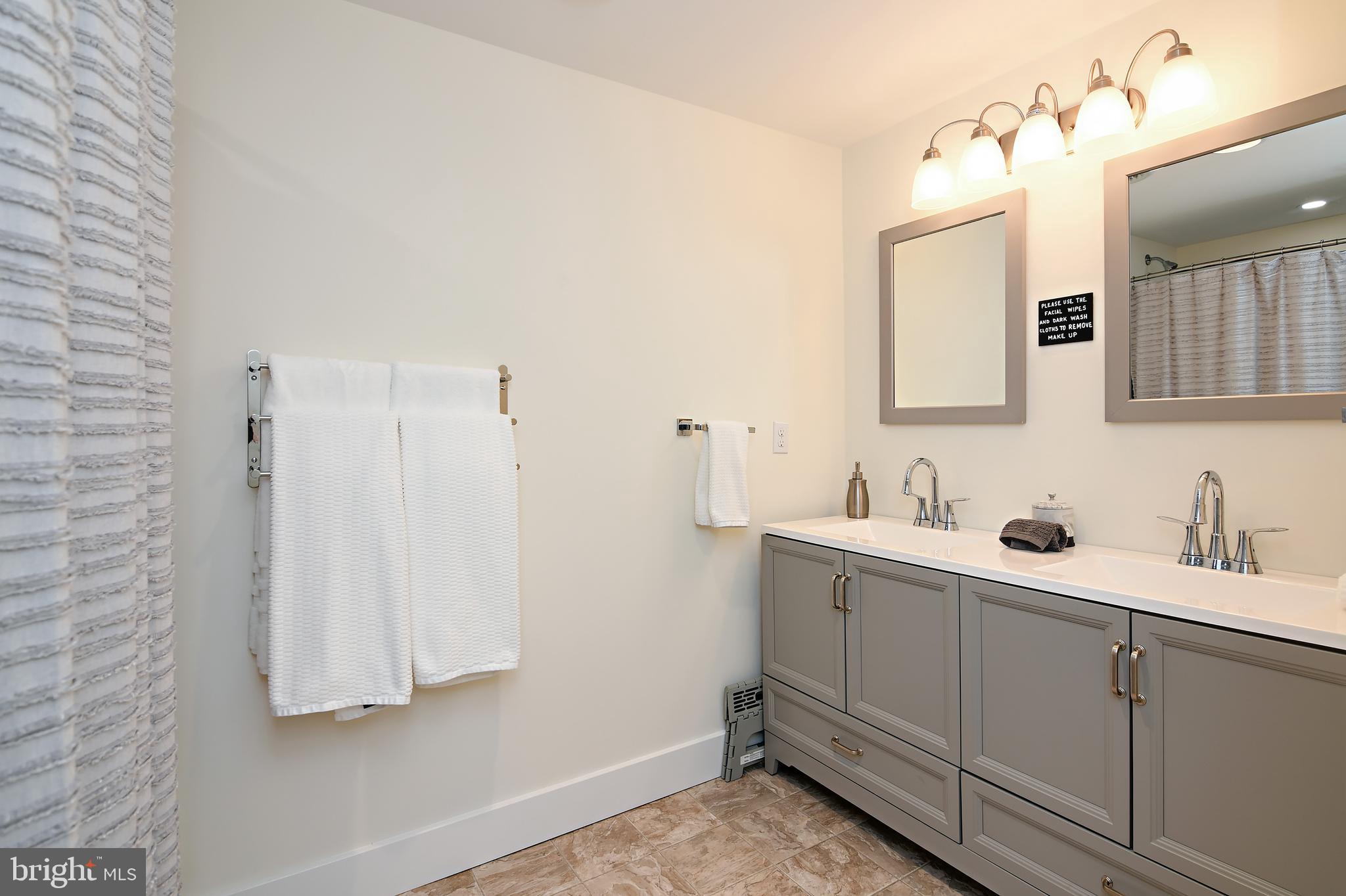 105 Mill Street Cambridge, MD 21613 - Photo 22 of 30 Center Hall Bath