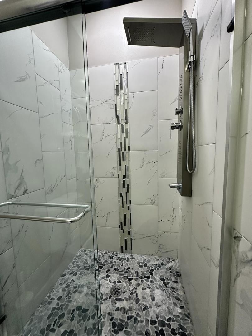 6807 South Calumet Avenue, Unit 1 Chicago, IL 60637 - Photo 7 of 17 a bathroom with a shower