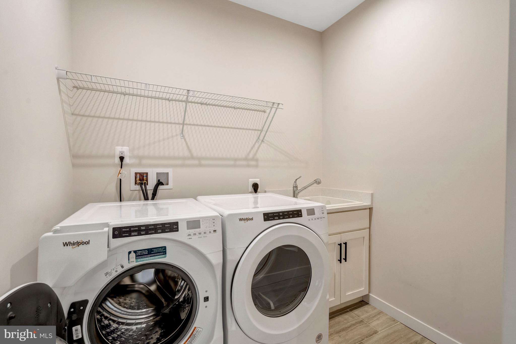 22379 Roanoke Rise Terrace Ashburn, VA 20148 - Photo 22 of 40 a utility room with dryer and washer