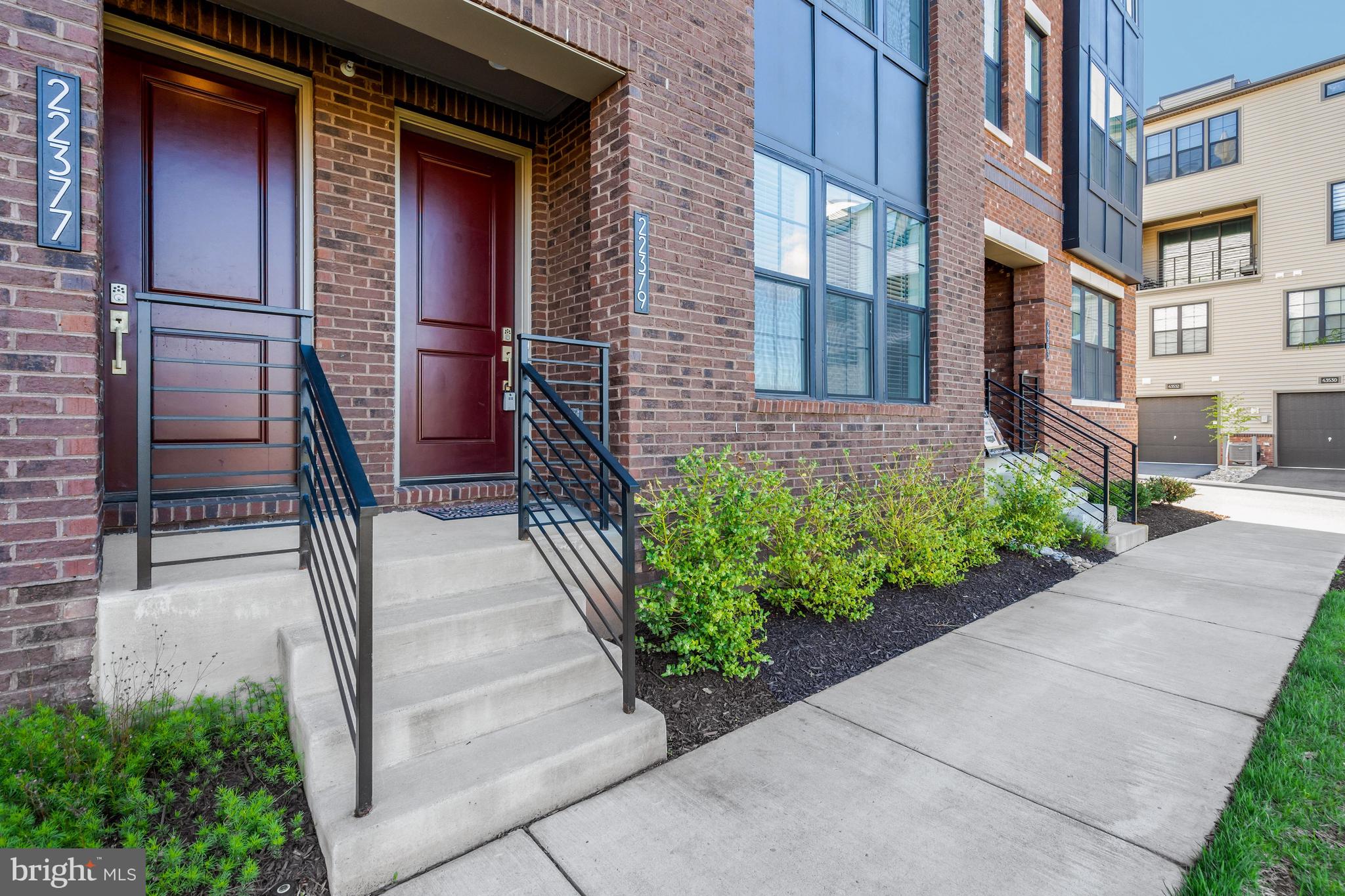 22379 Roanoke Rise Terrace Ashburn, VA 20148 - Photo 34 of 40 a view of a pathway along the building