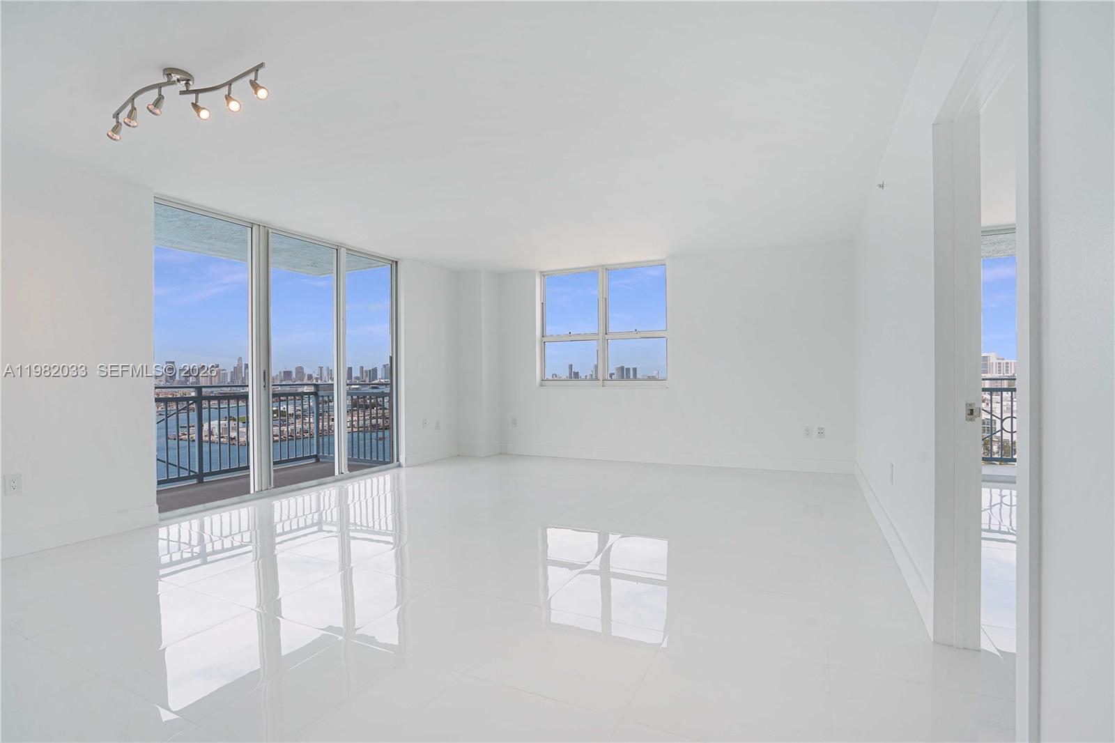 90 Alton Road, Unit 2212 Miami Beach, FL 33139 - Photo 5 of 42 Living room