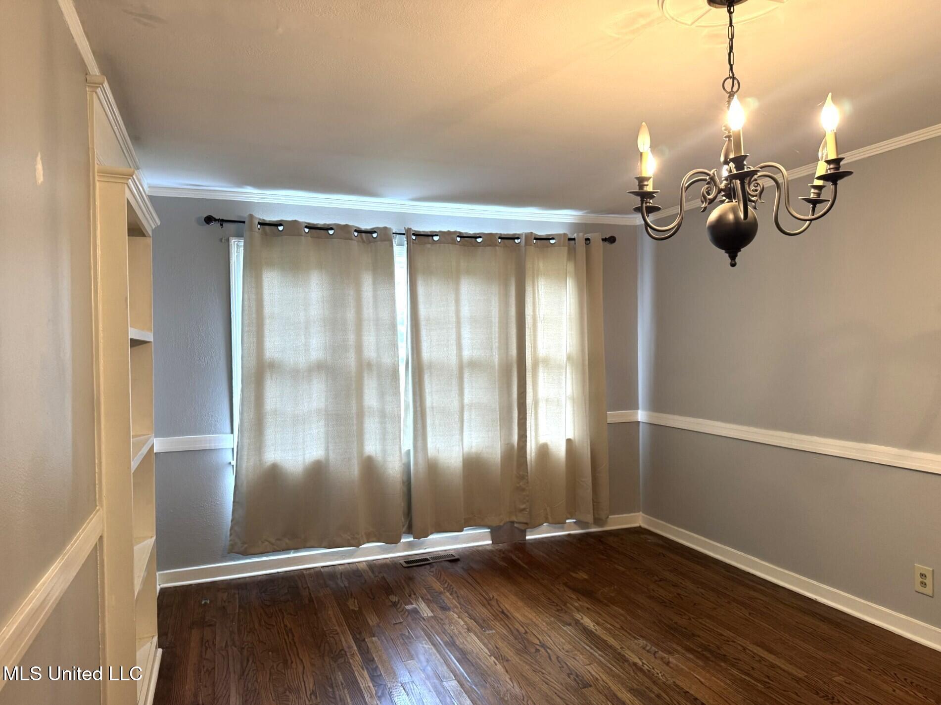552 Ratcliff Place Natchez, MS 39120 - Photo 4 of 17 thumbnail_IMG_2530.jpg 552 15