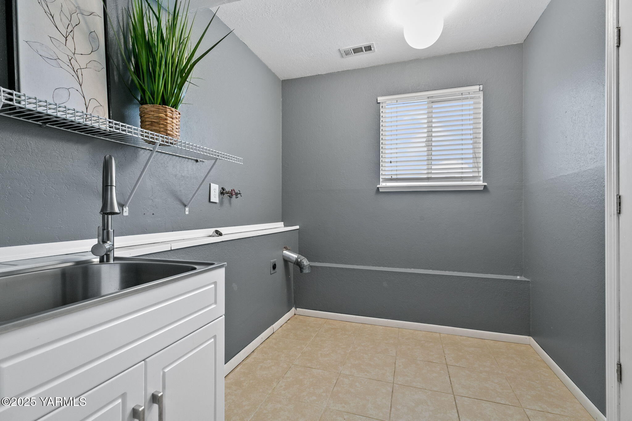 1106 South 33rd Avenue Yakima, WA 98902 - Photo 14 of 23 a view of kitchen and window