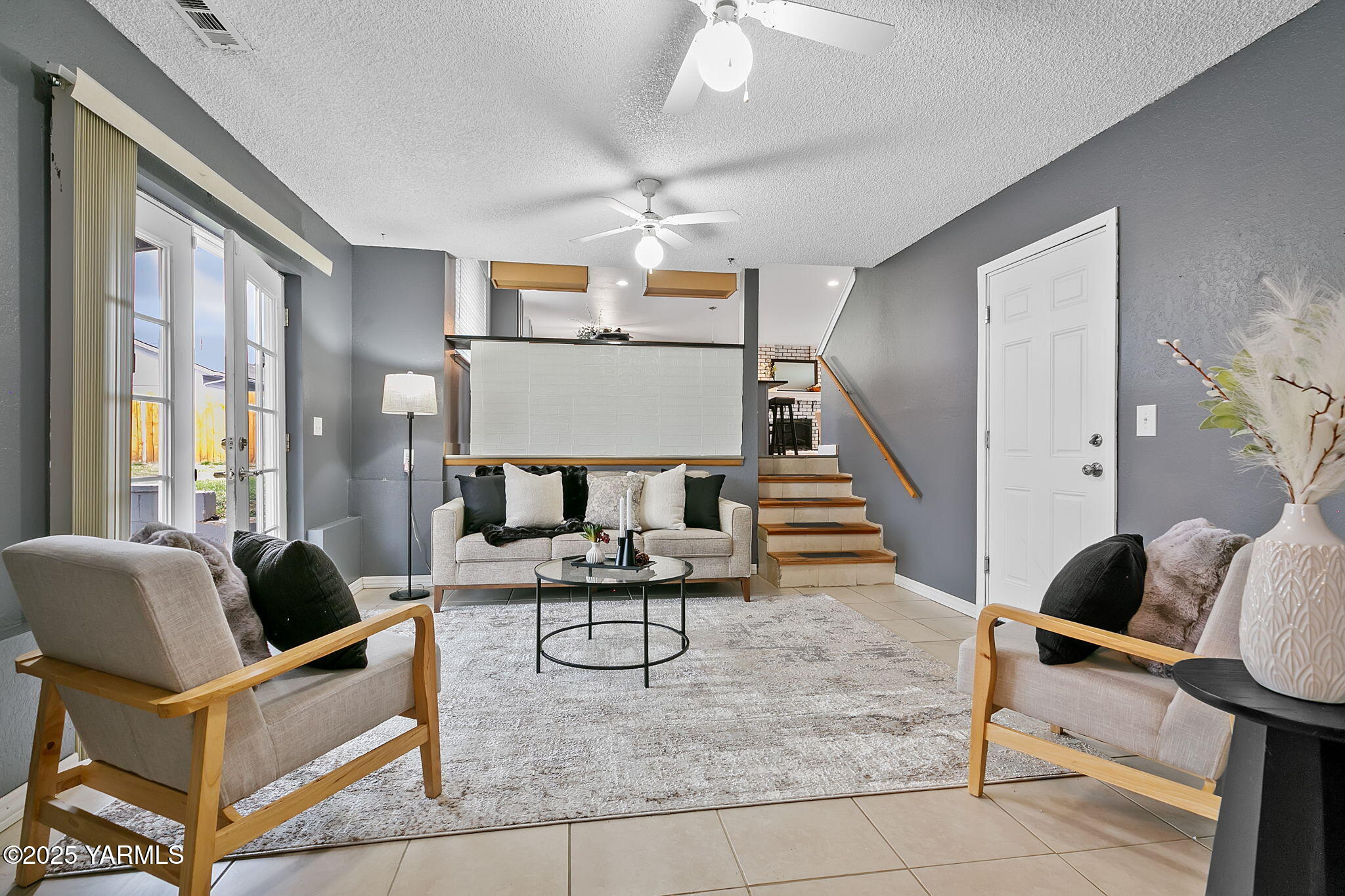 1106 South 33rd Avenue Yakima, WA 98902 - Photo 19 of 23 a living room with furniture and a table