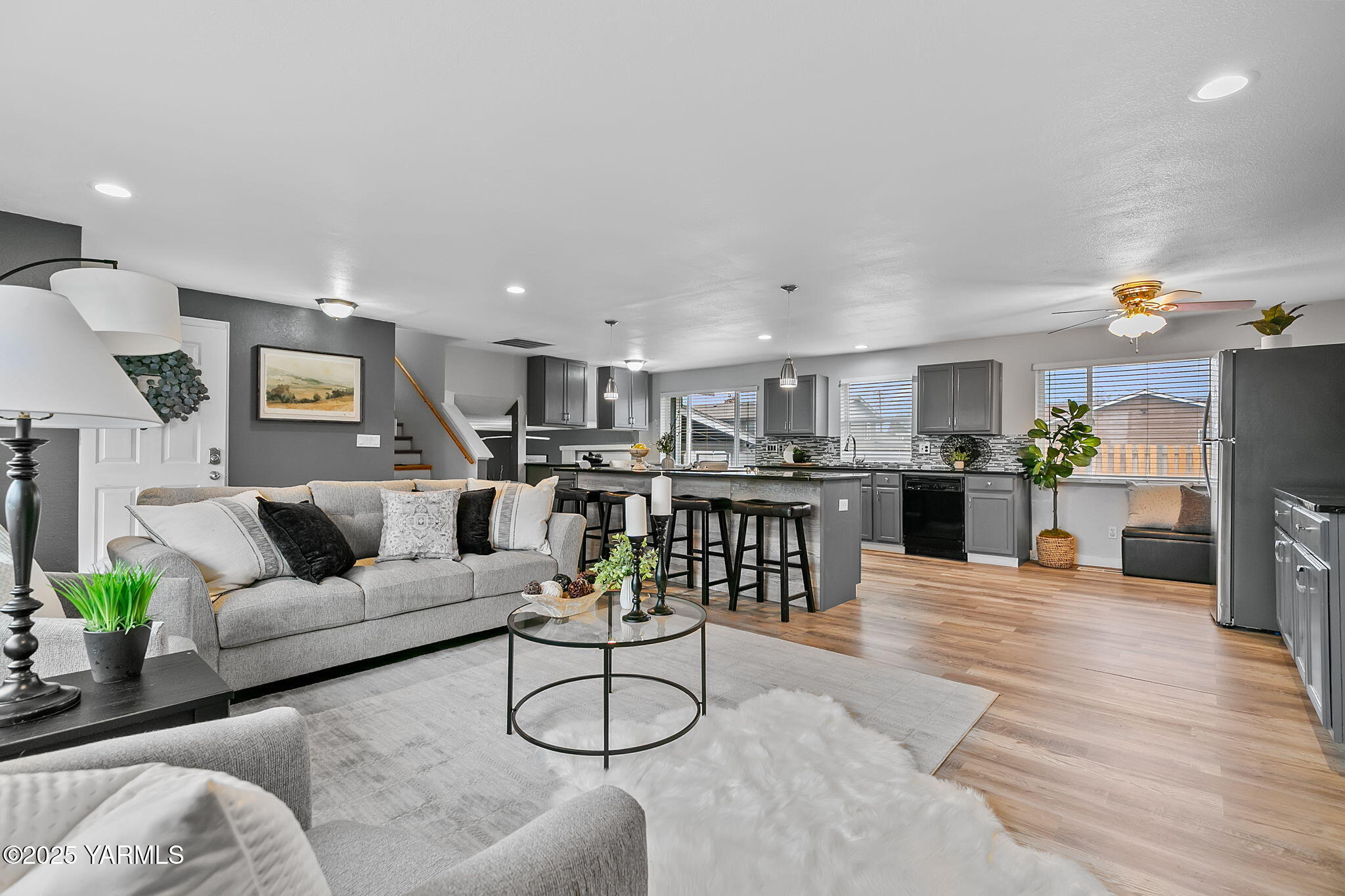 1106 South 33rd Avenue Yakima, WA 98902 - Photo 4 of 23 a living room with furniture and kitchen view