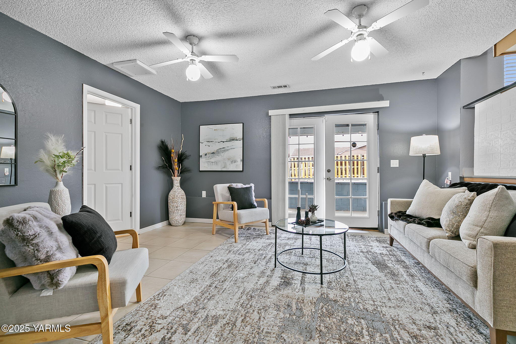 1106 South 33rd Avenue Yakima, WA 98902 - Photo 8 of 23 a living room with furniture and a large window