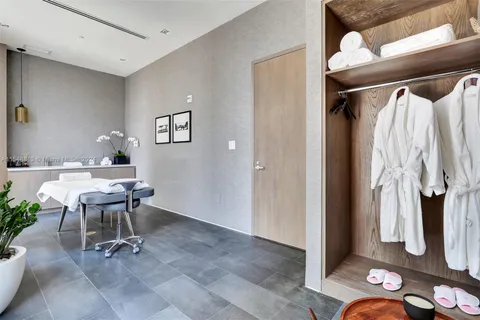 a view of sitting area with lounge chair