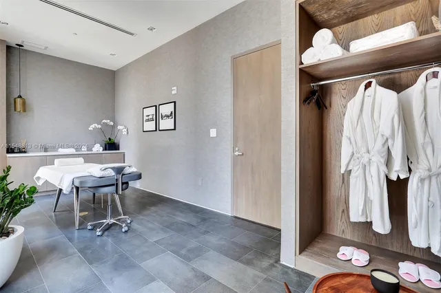 a view of sitting area with lounge chair