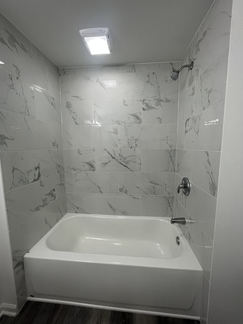 46 North 46th Road Mendota, IL 61342 - Photo 16 of 48 a bathroom with a bathtub