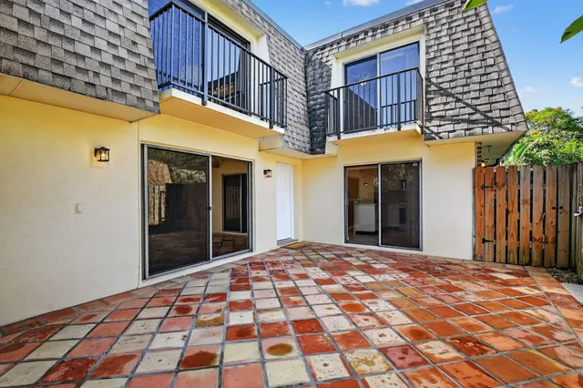 a view of a fountain in front of a house