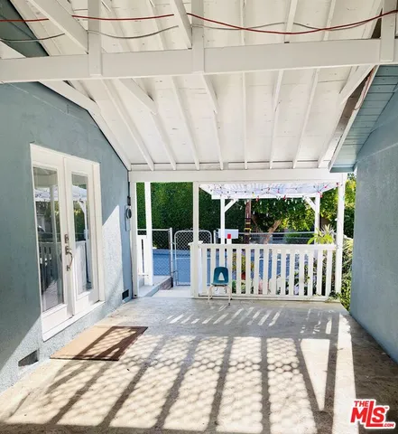 a view of back yard of the house