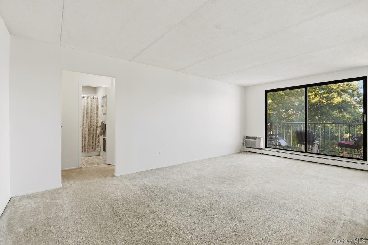 150 Overlook, Unit 5F Peekskill, NY 10566 - Photo 4 of 48 View of living room