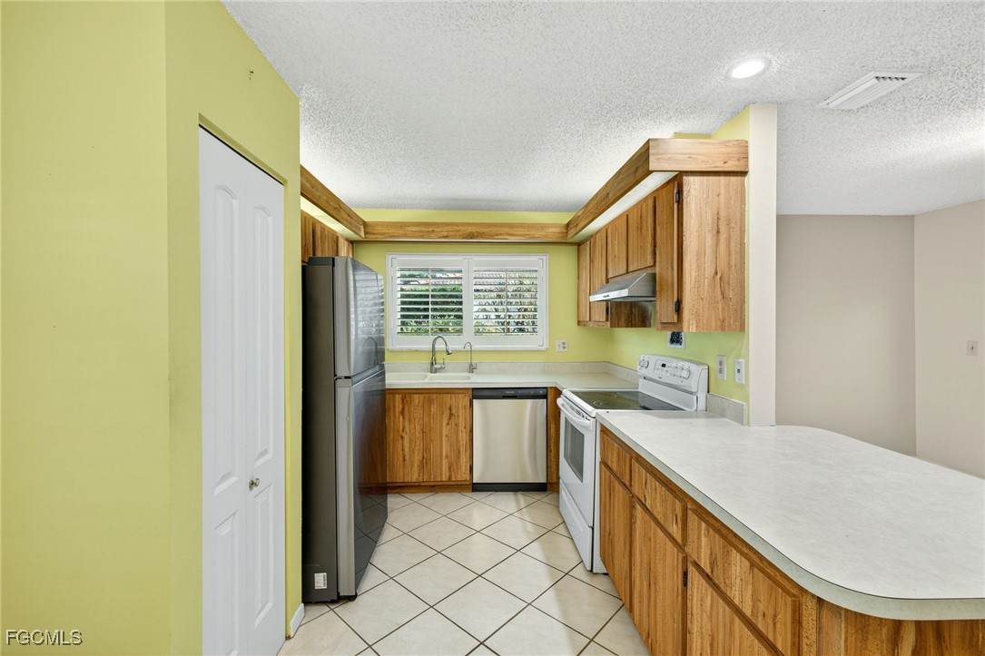 1414 Park Shore Circle, Unit 2 Fort Myers, FL 33901 - Photo 11 of 35 a spacious bathroom with a granite countertop sink and a bathtub