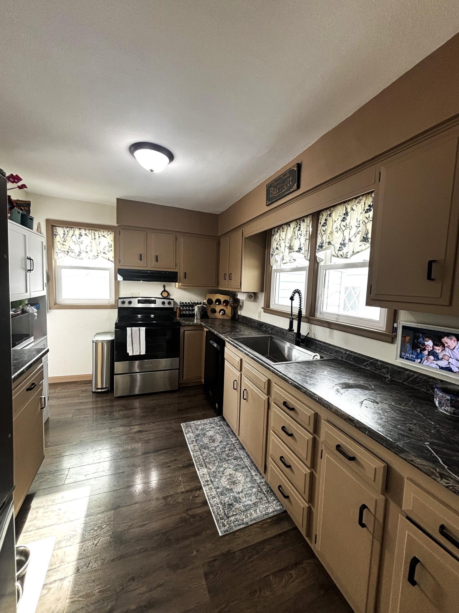 604 7th Avenue Southwest Pipestone, MN 56164 - Photo 3 of 27