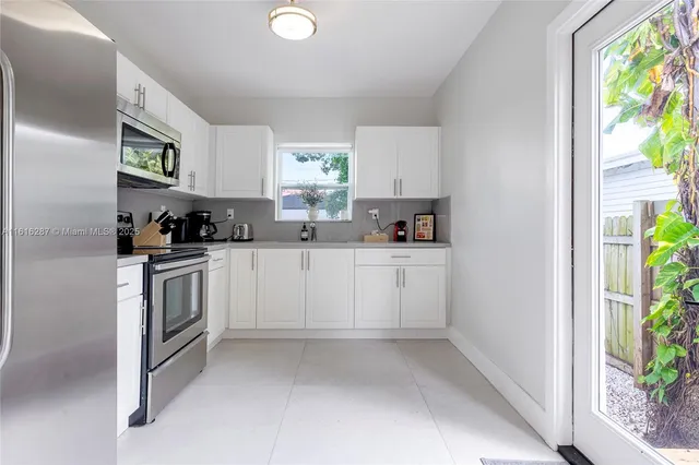 $4,400 | 968 Northeast 80th Street, Miami, FL 33138