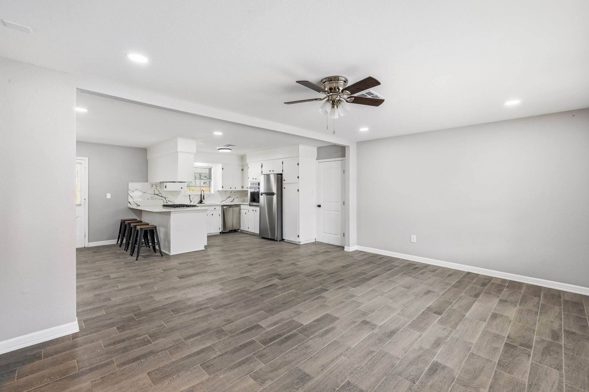 202 Massey Tompkins Road Baytown, TX 77521 - Photo 8 of 47