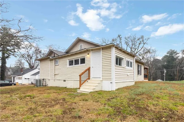 a view of a house with a yard