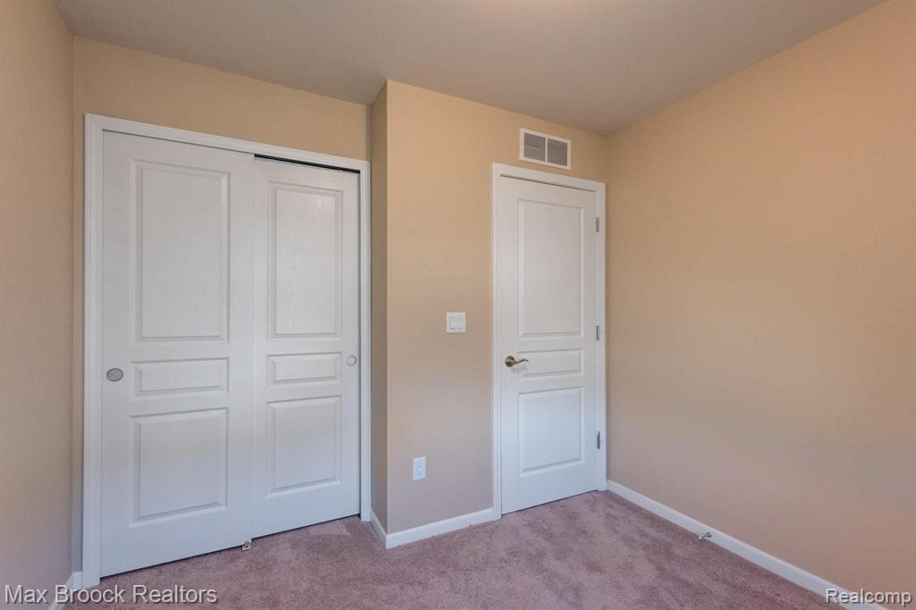 330 Glenhurst Boulevard Rochester Hills, MI 48307 - Photo 11 of 24