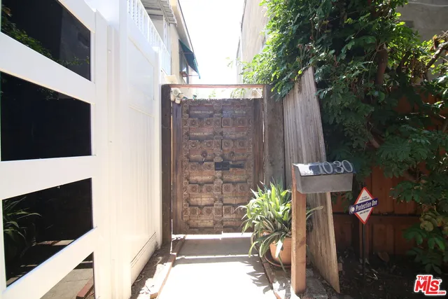 a view of entryway with garden