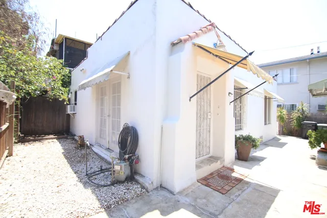 a view of a back yard of the house