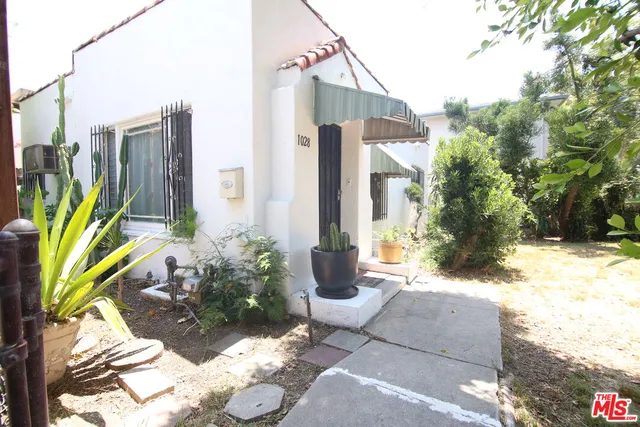 a view of a house with a backyard