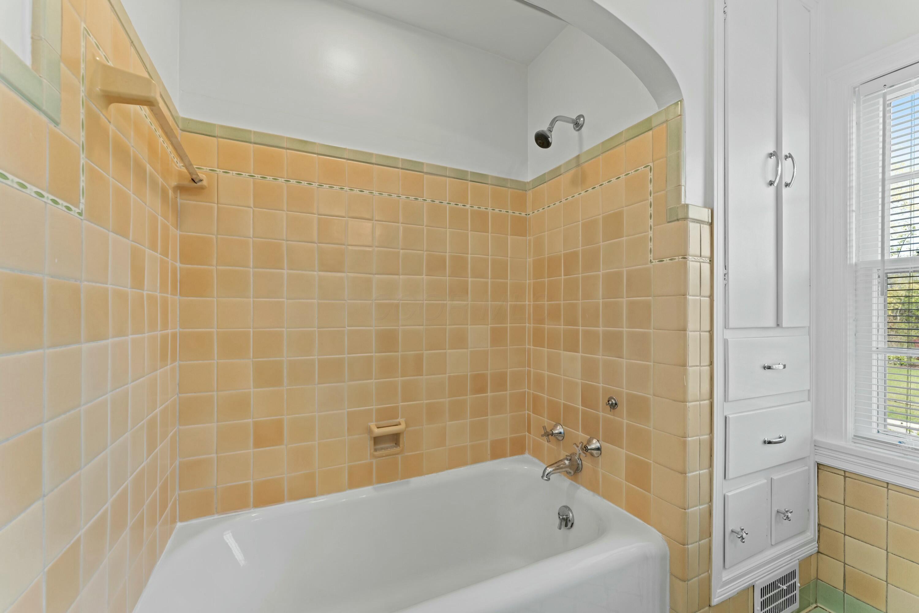 2597 York Road Upper Arlington, OH 43221 - Photo 38 of 71 Upstairs Hallway Bathroom