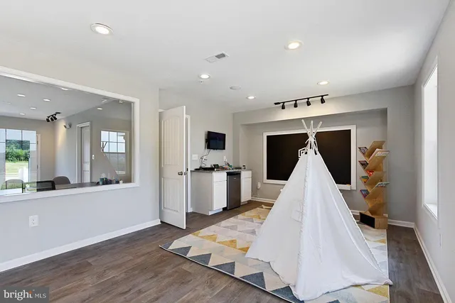 $2,100 | 326 Avon Drive, Red Lion, PA 17356