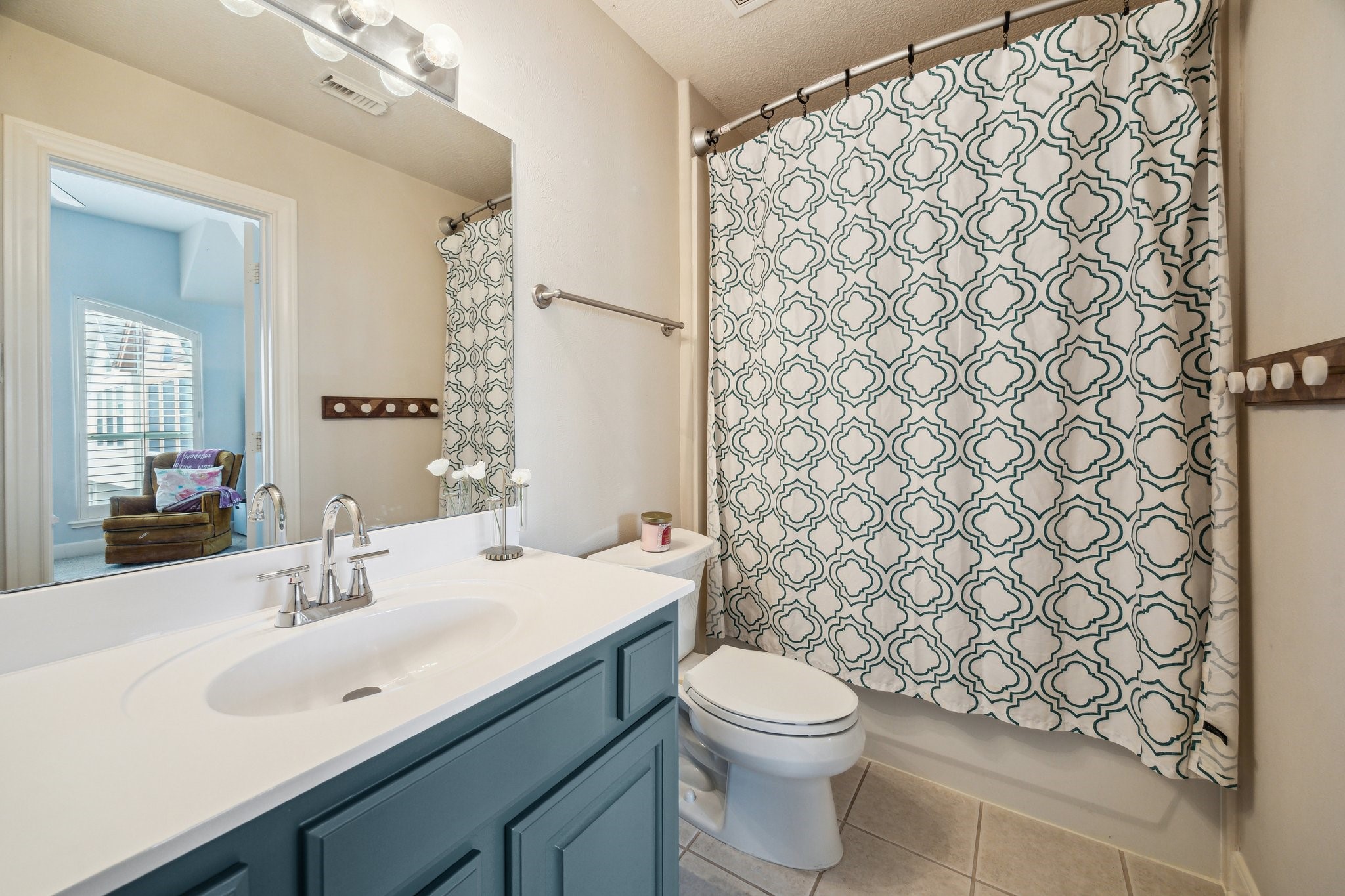 1310 Cohn Street Houston, TX 77007 - Photo 25 of 25 The secondary bedroom's ensuite bath with a shower/tub combo.