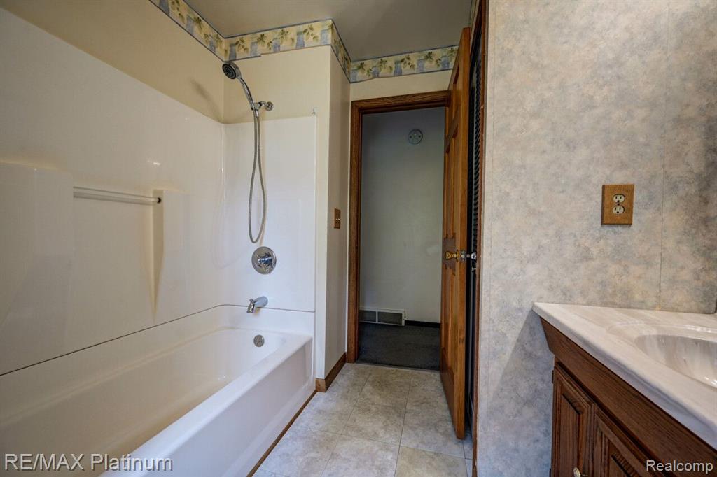 5341 Lobdell Road Fenton, MI 48430 - Photo 19 of 41
