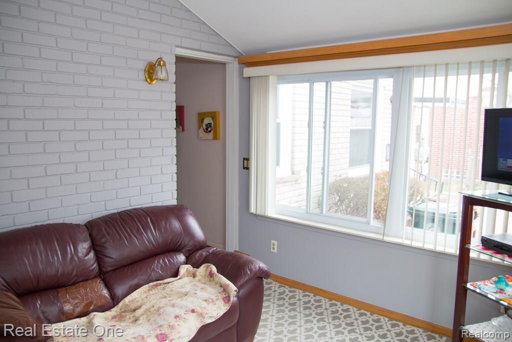 1342 Fairholme Road Grosse Pointe, MI 48236 - Photo 18 of 25 Sunroom
