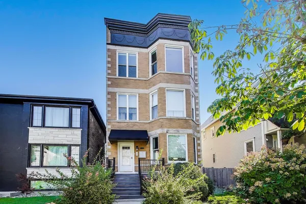 $3,200 | 2733 North Mozart Street, Unit 3, Chicago, IL 60647