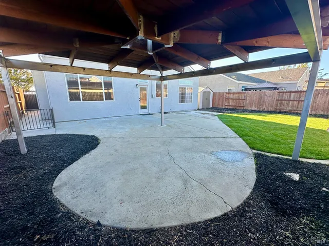 a view of a backyard