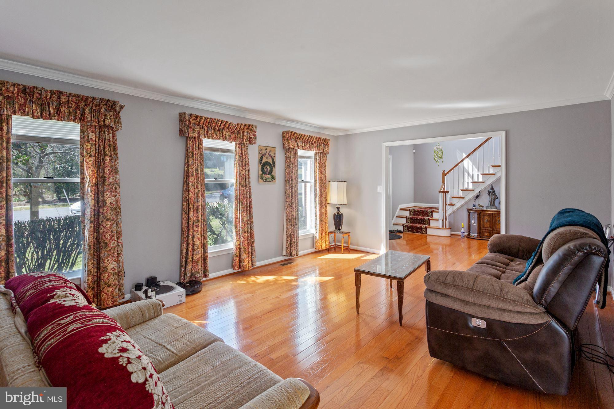 6042 Munson Hill Road Falls Church, VA 22044 - Photo 5 of 77 Living Room