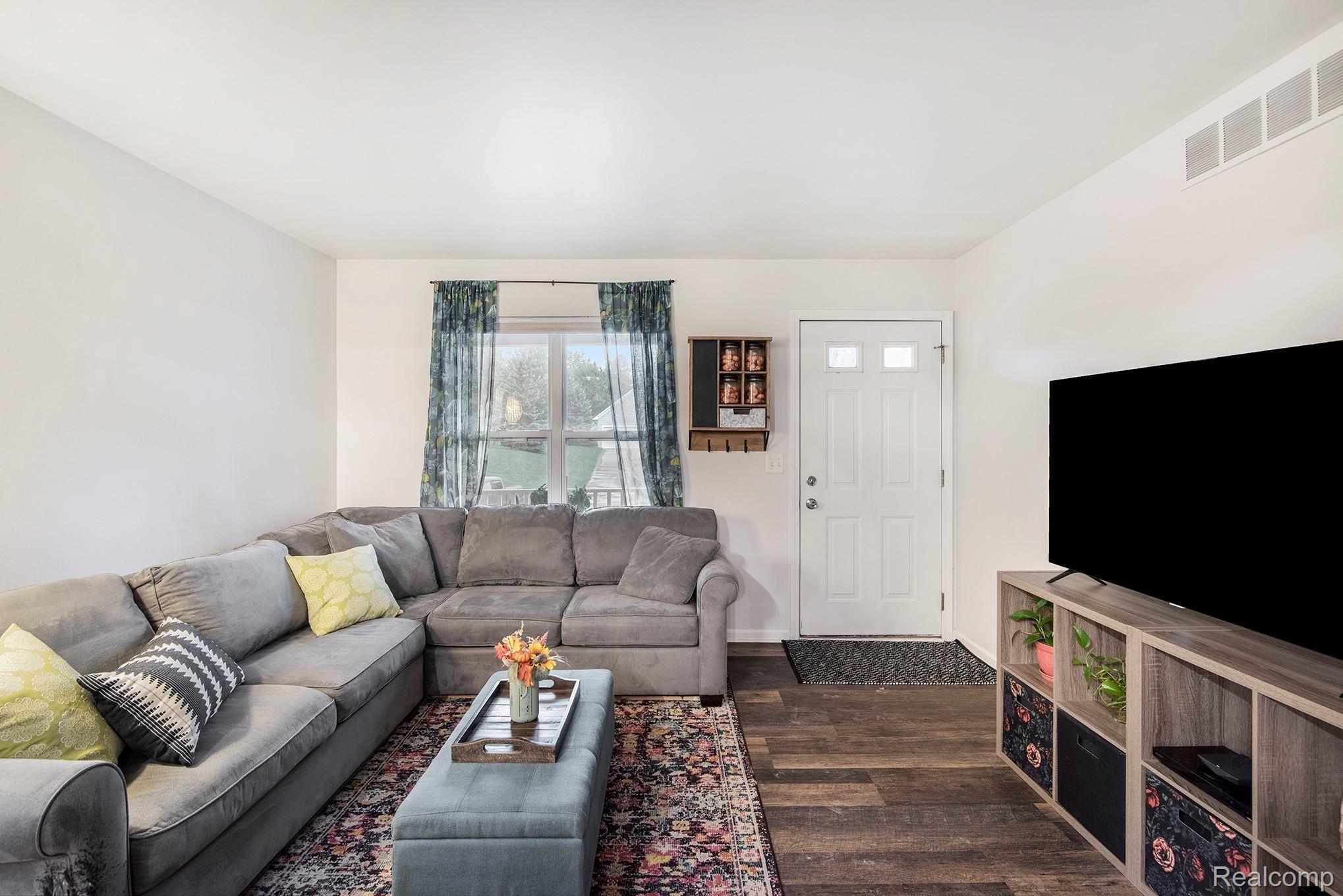 420 Montclair Court Howell, MI 48843 - Photo 2 of 16 DSC_6403.jpg