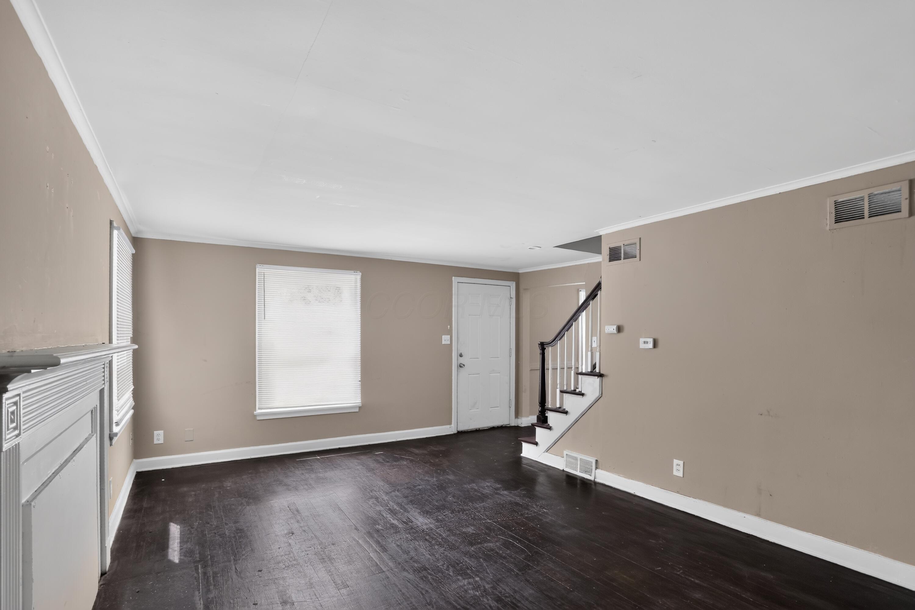 208 South James Road Columbus, OH 43213 - Photo 4 of 18 05_208_S_James_Rd-Living_room-7059