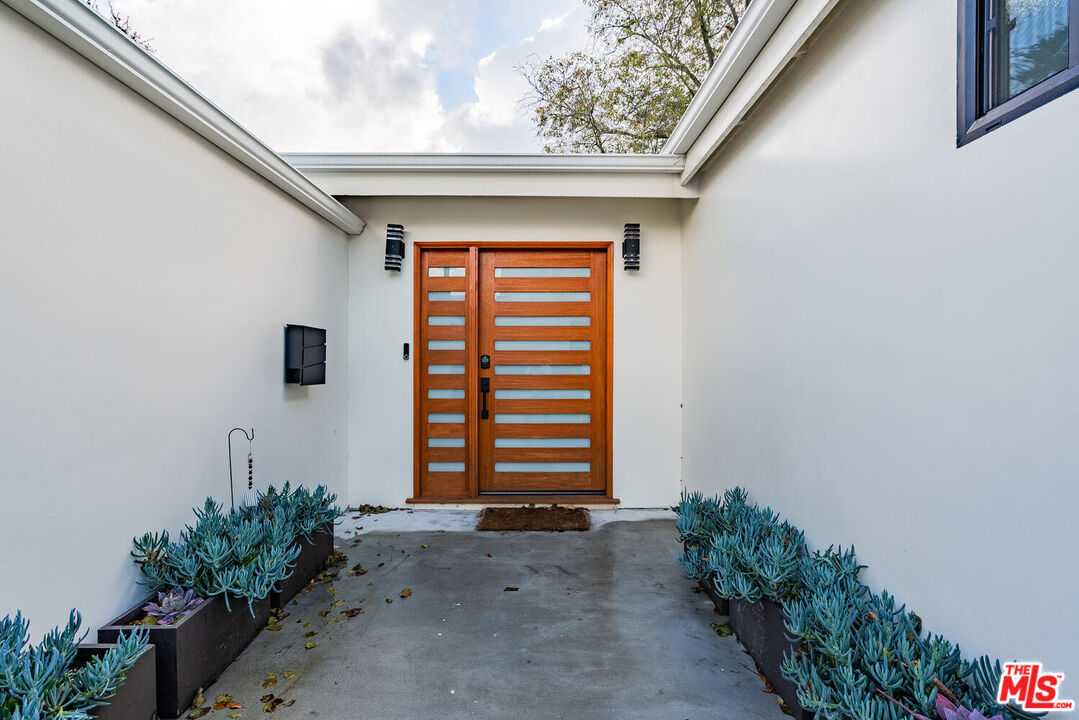 2204 Ridgemont Drive Los Angeles, CA 90046 - Photo 2 of 34 a view of outdoor space and yard