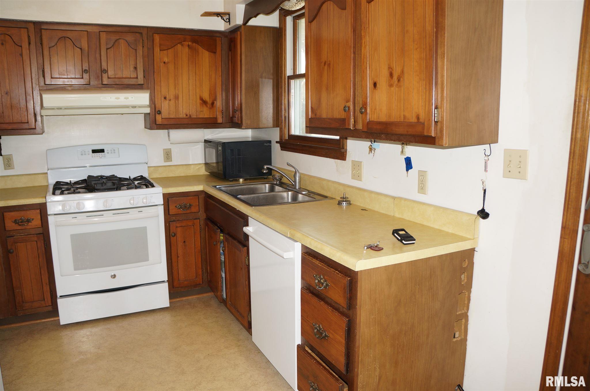 13997 Frazee Road Divernon, IL 62530 - Photo 8 of 39