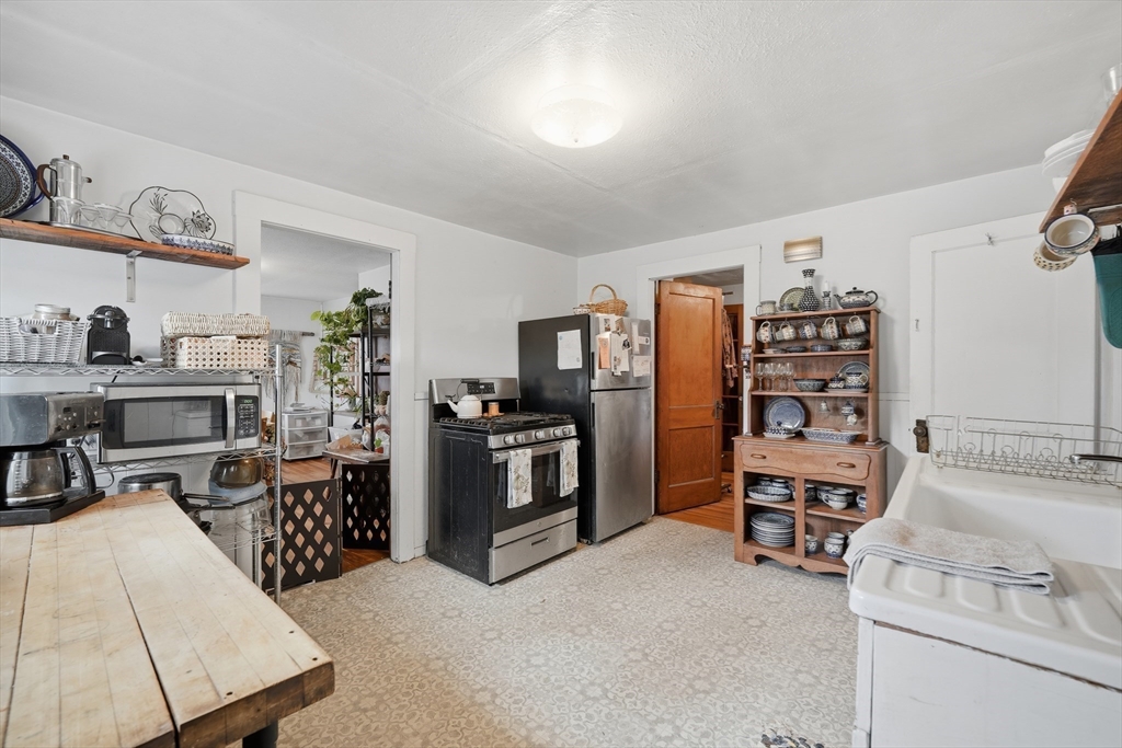 39 State Street Chicopee, MA 01013 - Photo 9 of 30