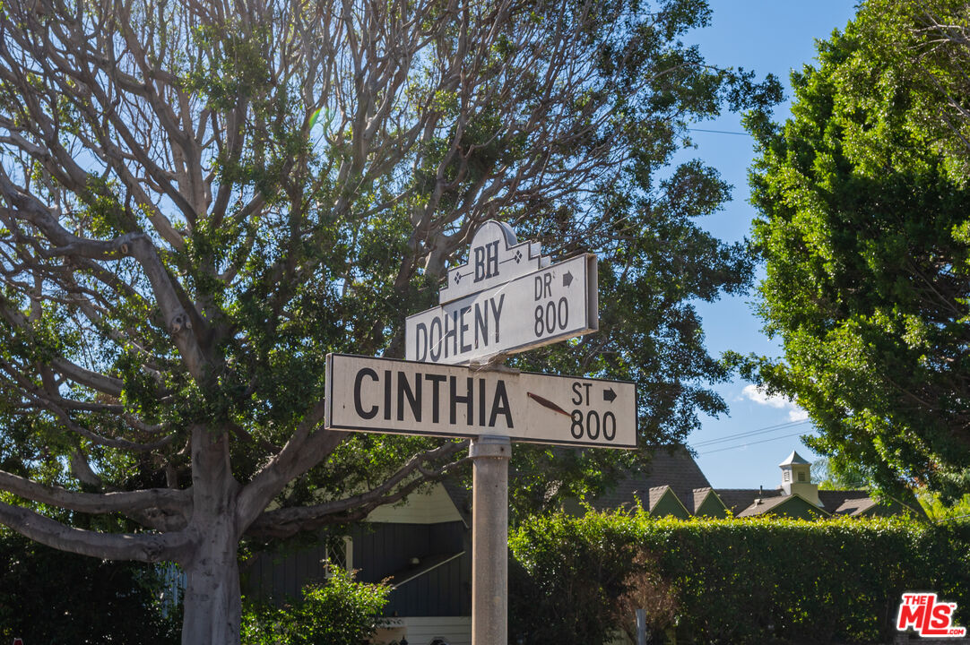 906 North Doheny Drive, Unit 301 West Hollywood, CA 90069 - Photo 3 of 4