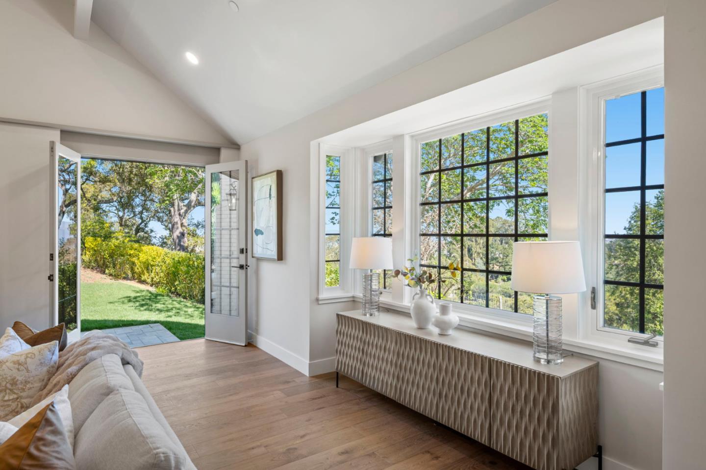 260 Robin Road Hillsborough, CA 94010 - Photo 14 of 96 Gallery Image 14